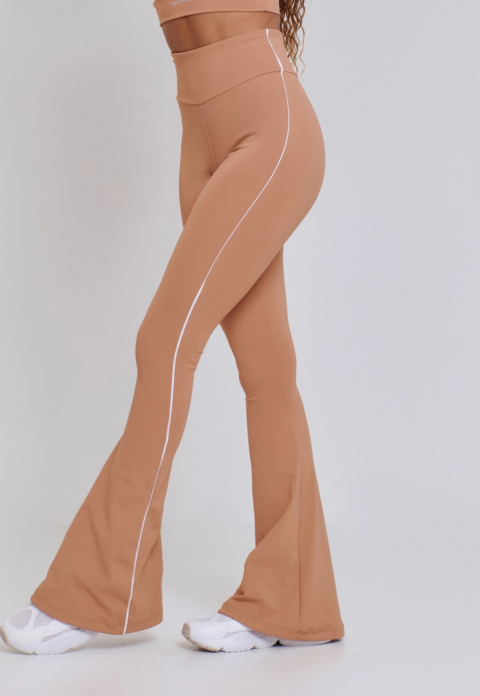 CALÇA FLARE VIVO NAS LATERAIS POLIAMIDA MACHIATO CALÇA FLARE VIVO NAS LATERAIS POLIAMIDA MACHIATO