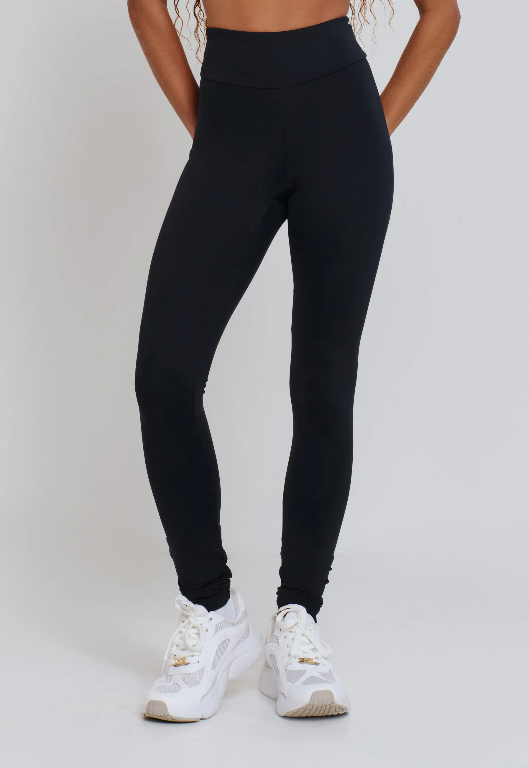 CALÇA LEGGING BÁSICA COM TACO NAS ENTREPERNAS MINIMAL PRETO CALÇA LEGGING BÁSICA COM TACO NAS ENTREPERNAS MINIMAL PRETO