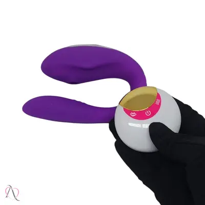 Vibrador de Casal com Estimulador de Clitóris e Controle Remoto cor Roxo