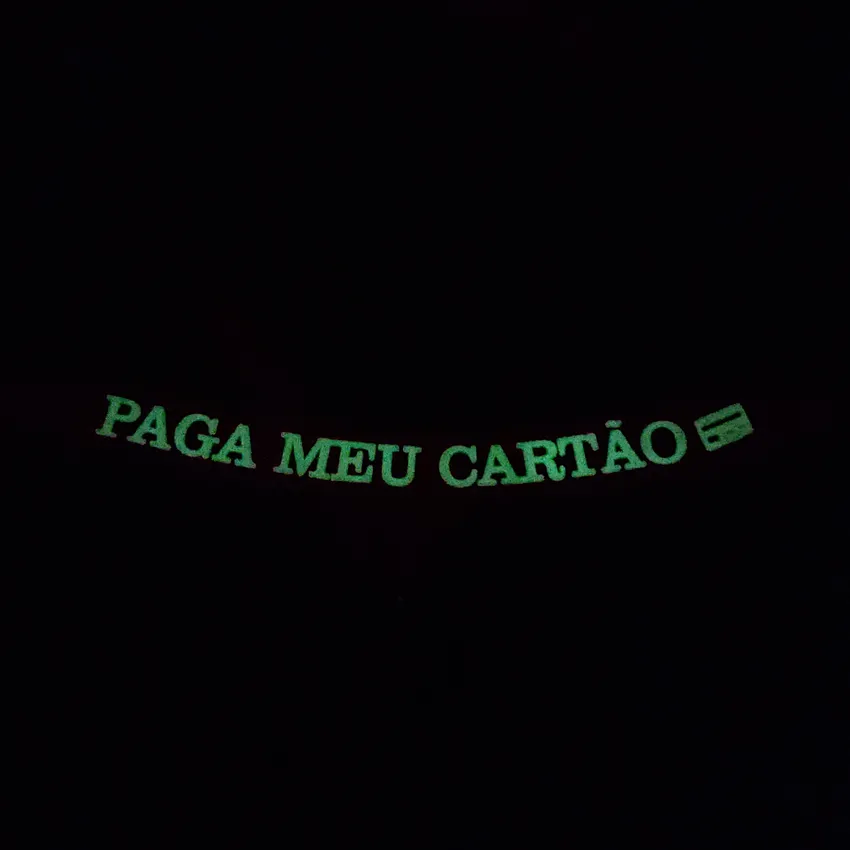 Calcinha com Frase que Brilha no Escuro PAGA MEU CARTÃO Cor Vermelho - Tamanho Único