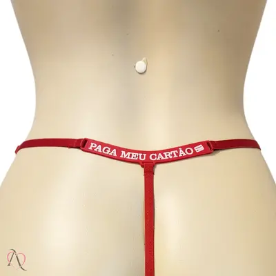 Calcinha com Frase que Brilha no Escuro PAGA MEU CARTÃO Cor Vermelho - Tamanho Único