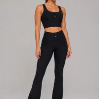Calça ae | Mantra com sua modelagem flare alonga a silhueta e proporciona um caimento elegante, performance e estilo em uma única peça. - imagem 1