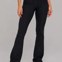 Calça ae | Mantra com sua modelagem flare alonga a silhueta e proporciona um caimento elegante, performance e estilo em uma única peça. - imagem 2