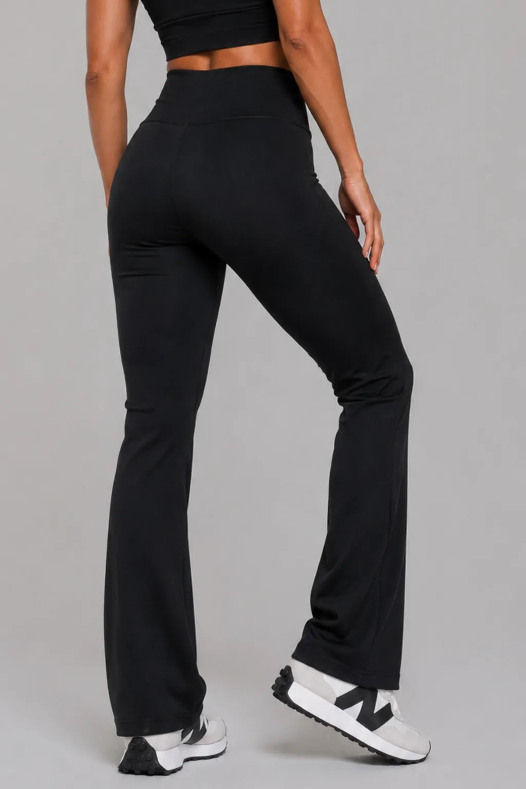 Calça ae | Mantra com sua modelagem flare alonga a silhueta e proporciona um caimento elegante, performance e estilo em uma única peça.