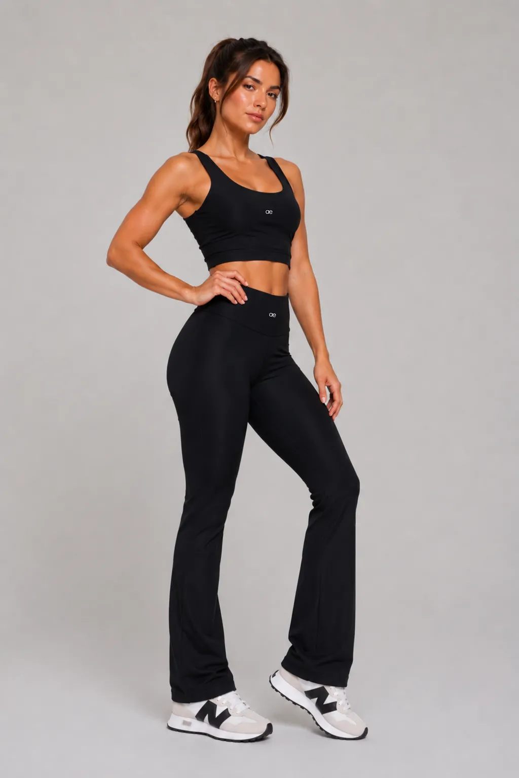 Calça ae | Mantra com sua modelagem flare alonga a silhueta e proporciona um caimento elegante, performance e estilo em uma única peça.