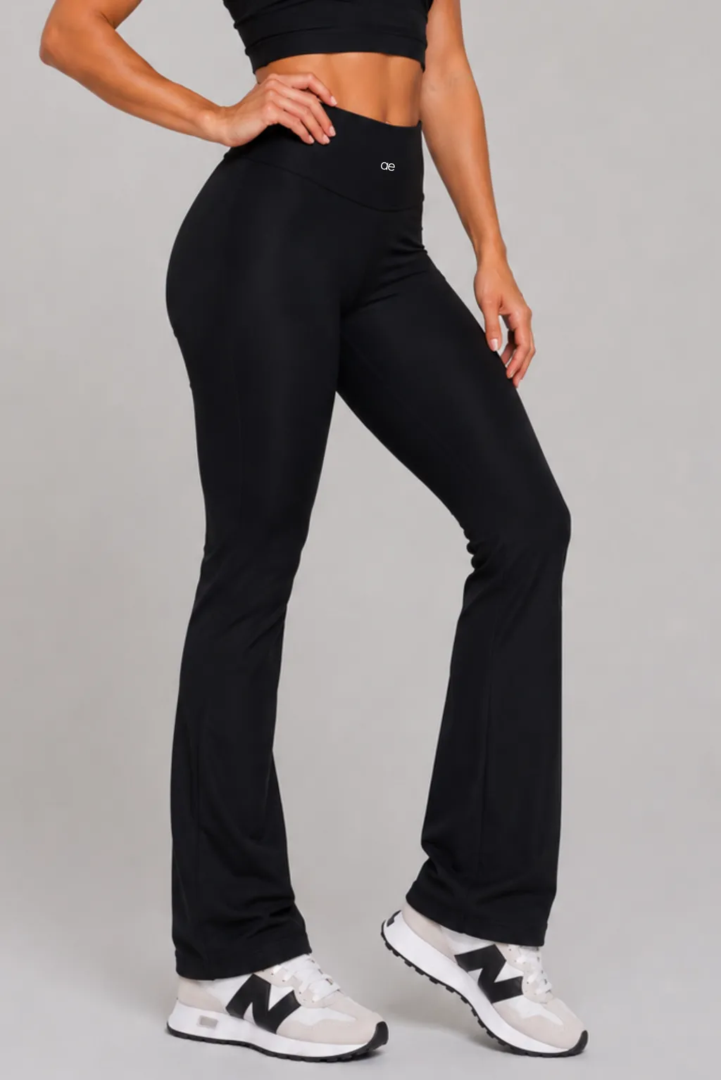 Calça ae | Mantra com sua modelagem flare alonga a silhueta e proporciona um caimento elegante, performance e estilo em uma única peça.