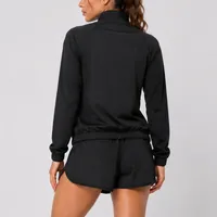O Conjunto ae | Haze, composto pela Jaqueta Corta-Vento  pelo Shorts ae | Haze, foi desenvolvido para mulheres que buscam conforto, praticidade e um visual sofisticado em qualquer momento do dia. - imagem 2