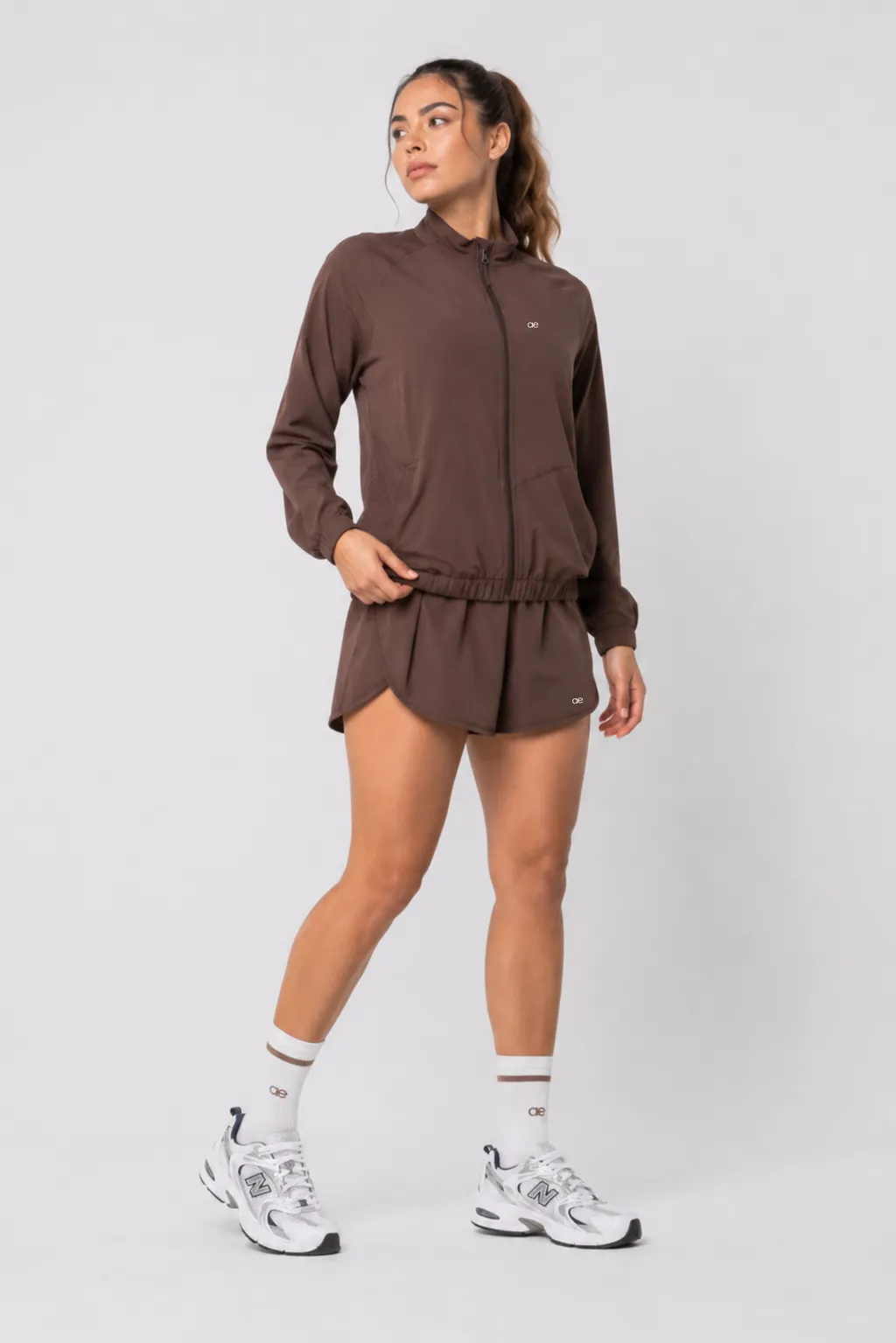 O Conjunto ae | Haze, composto pela Jaqueta Corta-Vento  pelo Shorts ae | Haze, foi desenvolvido para mulheres que buscam conforto, praticidade e um visual sofisticado em qualquer momento do dia.