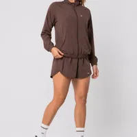 O Conjunto ae | Haze, composto pela Jaqueta Corta-Vento  pelo Shorts ae | Haze, foi desenvolvido para mulheres que buscam conforto, praticidade e um visual sofisticado em qualquer momento do dia. - imagem 3