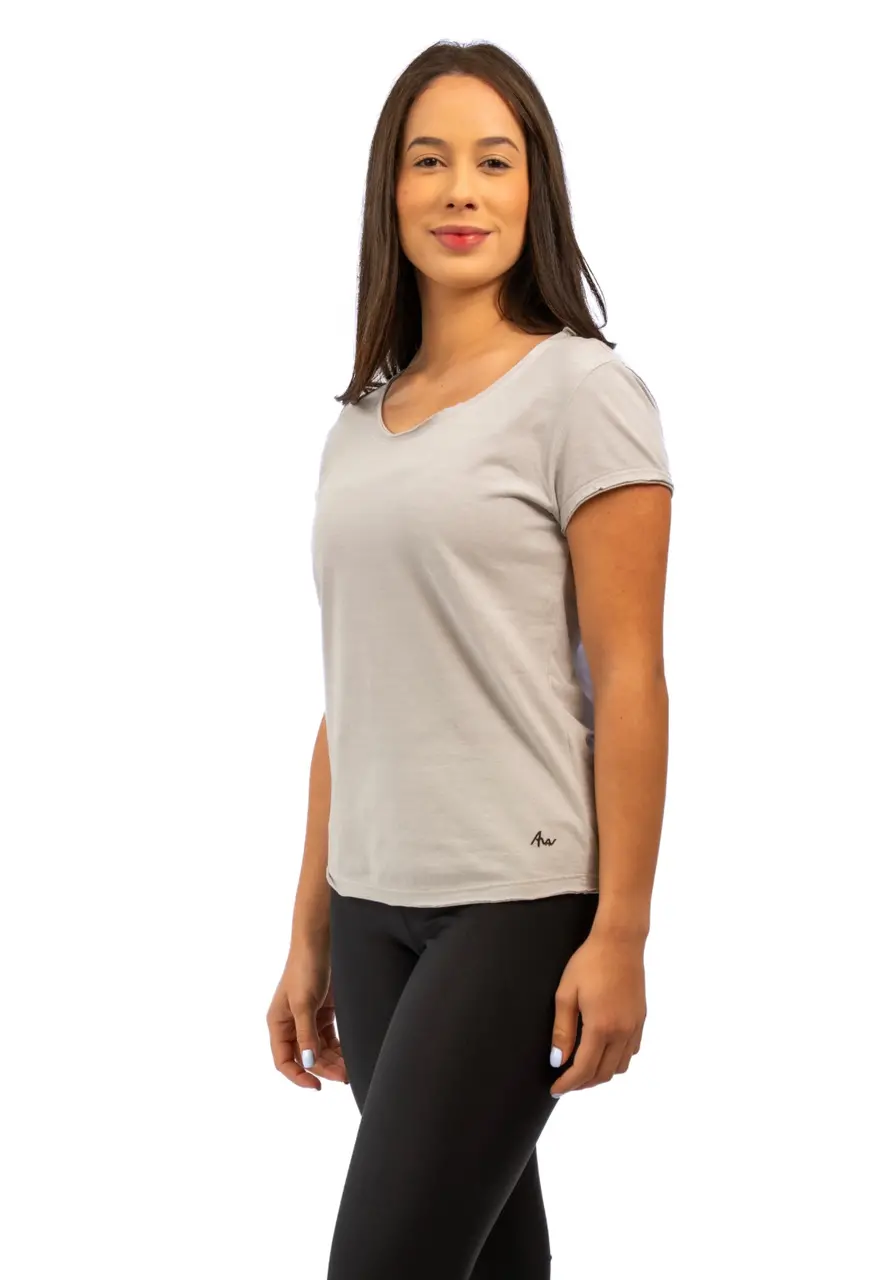 Camiseta feminina algodão premium acabamento a fio cinza claro