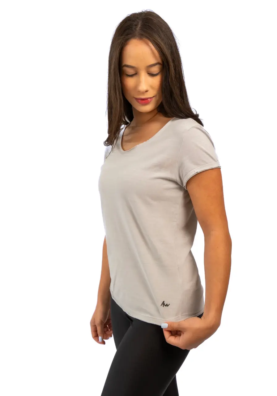 Camiseta feminina algodão premium acabamento a fio cinza claro