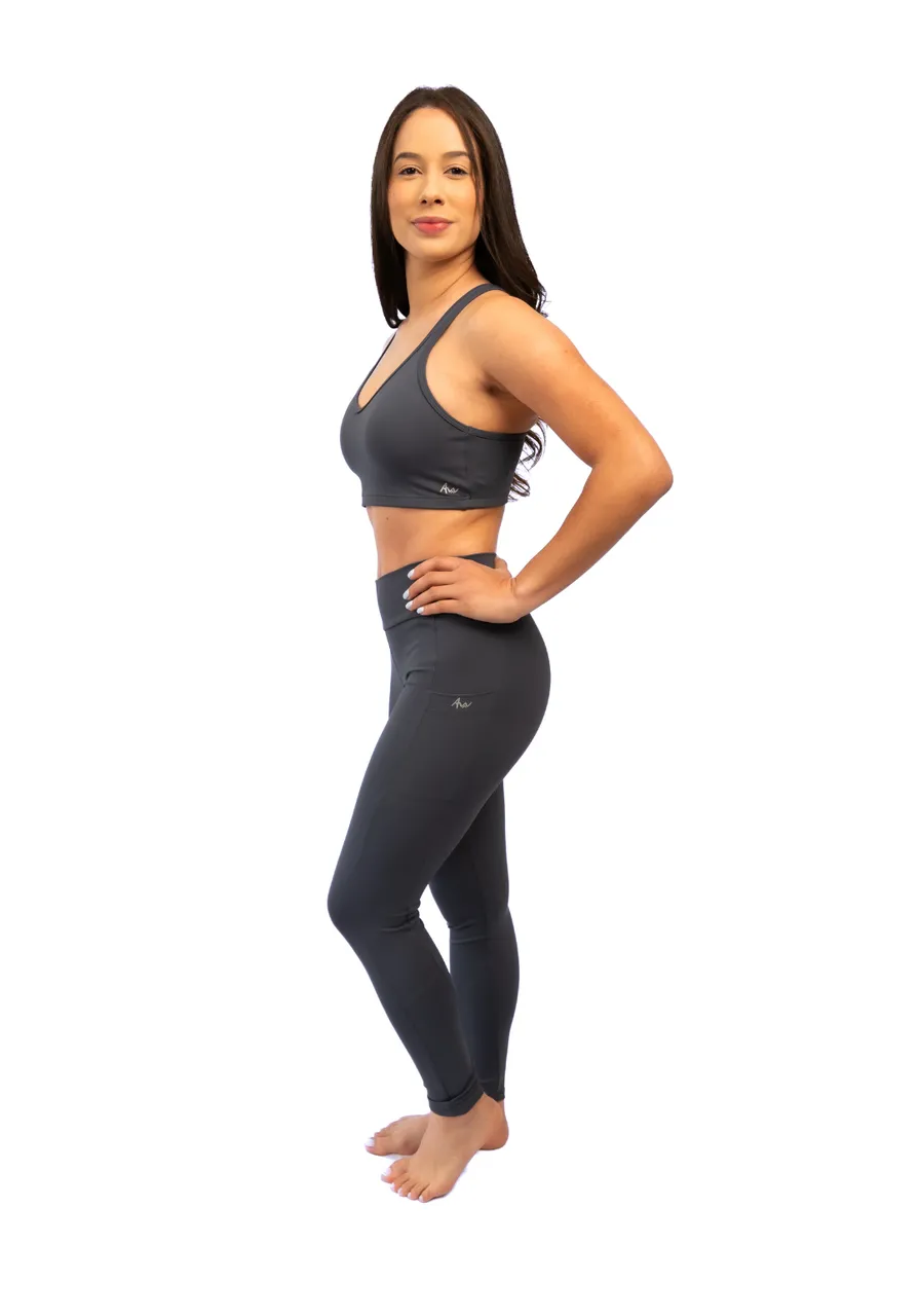 Legging Grey com bolsos laterais - zero transparência, proteção UV, compressão inteligente e secagem rápida