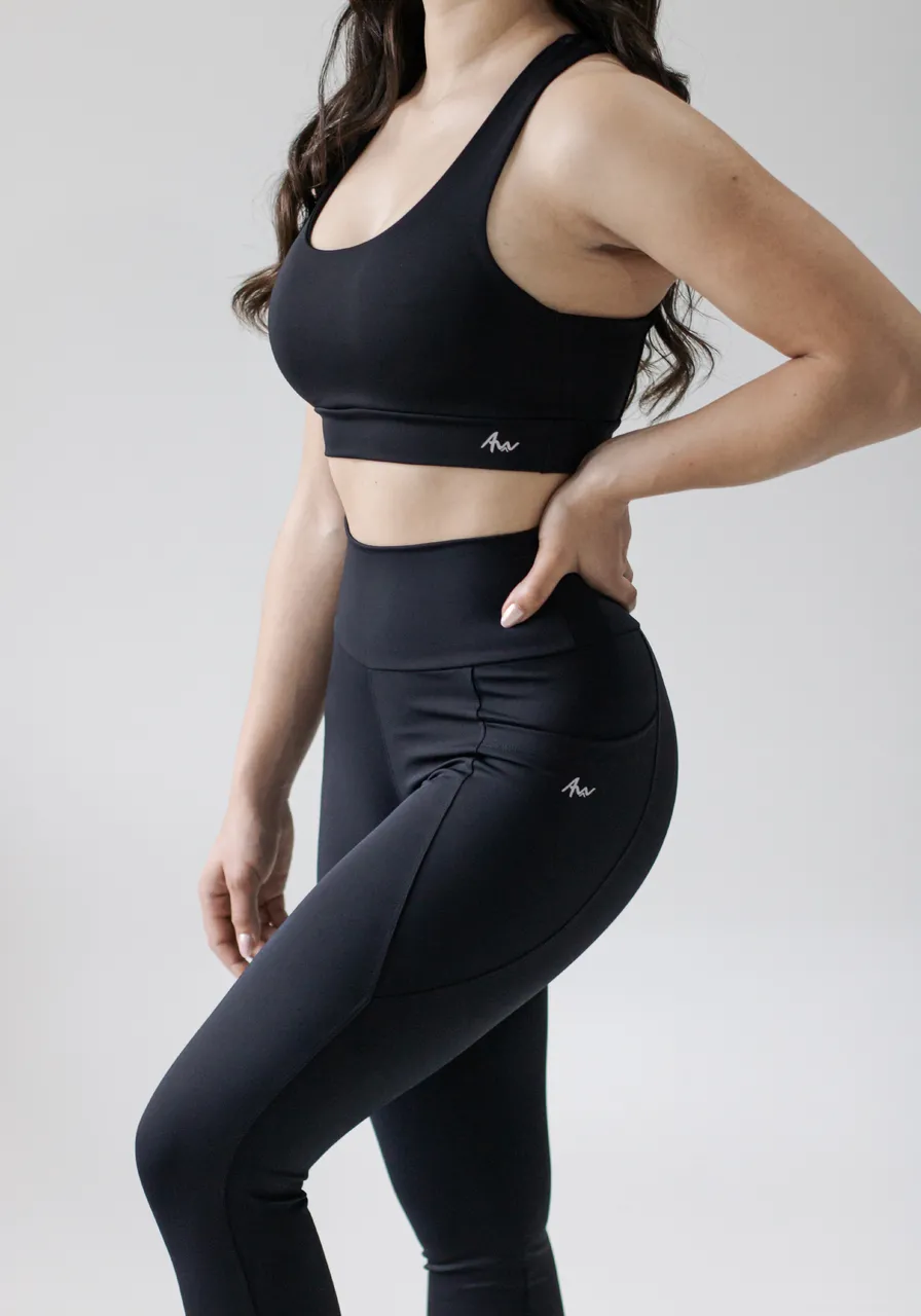 Legging Ultra Black com bolsos laterais, proteção UV, zero transparência, secagem rápida e extra conforto