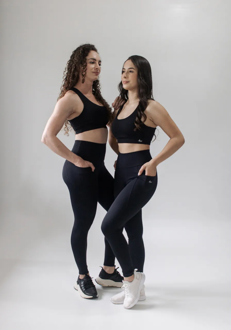 Legging Ultra Black com bolsos laterais, proteção UV, zero transparência, respirável e extra conforto