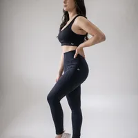 Legging Ultra Black com bolsos laterais, proteção UV, zero transparência, respirável e extra conforto - imagem 4