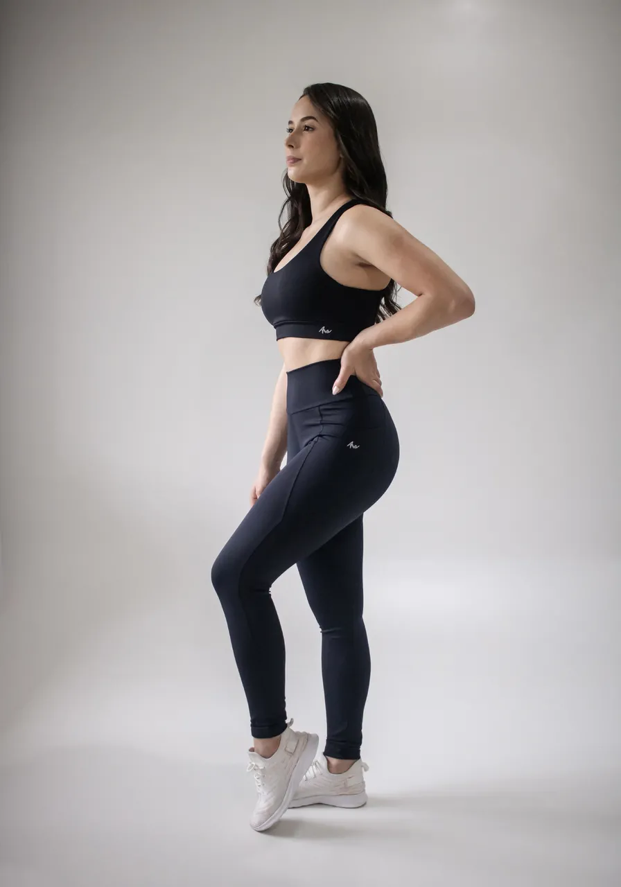 Legging Ultra Black com bolsos laterais, proteção UV, zero transparência, respirável e extra conforto