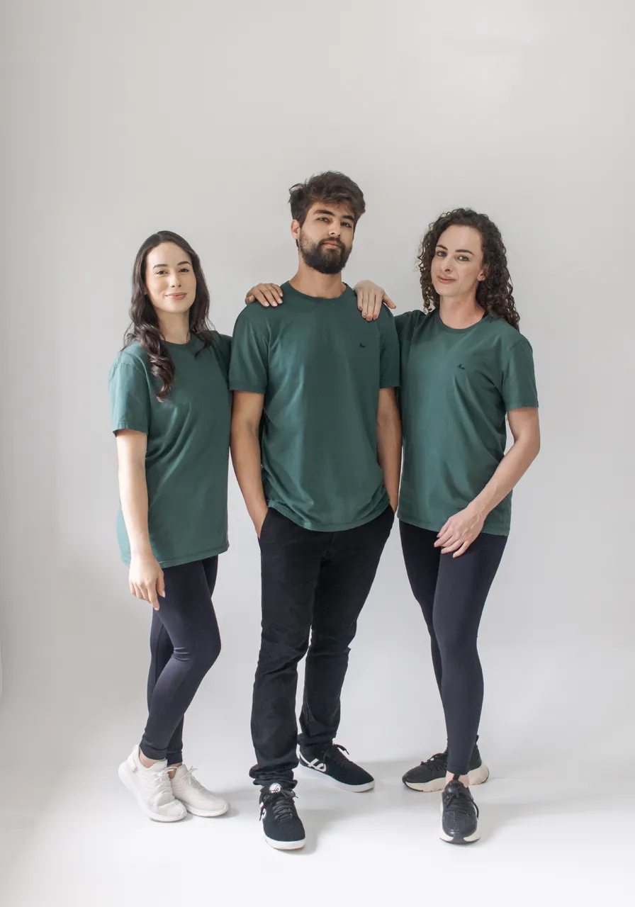 Camiseta 100% algodão Premium Verde Esmeralda - fibra natural que não desbota