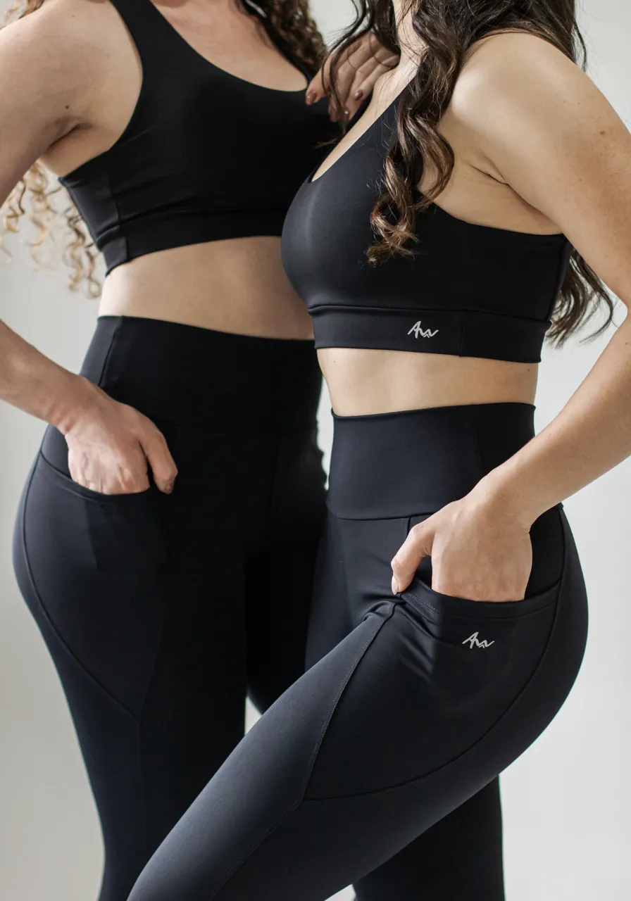 Top High Performance Ultra Black com bolso traseiro, alta sustentação, tecido duplo, secagem rápida e conforto