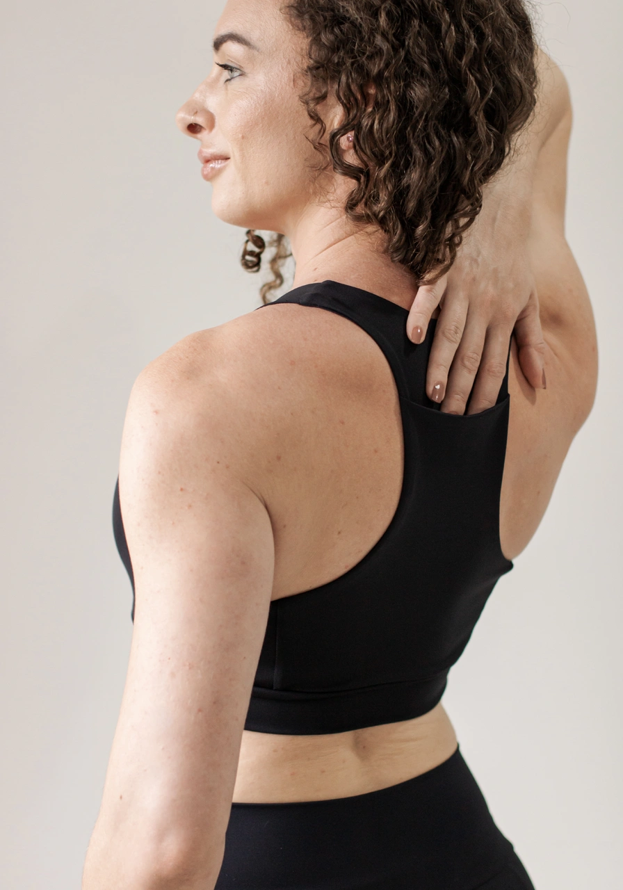 Top High Performance Ultra Black com bolso nas costas