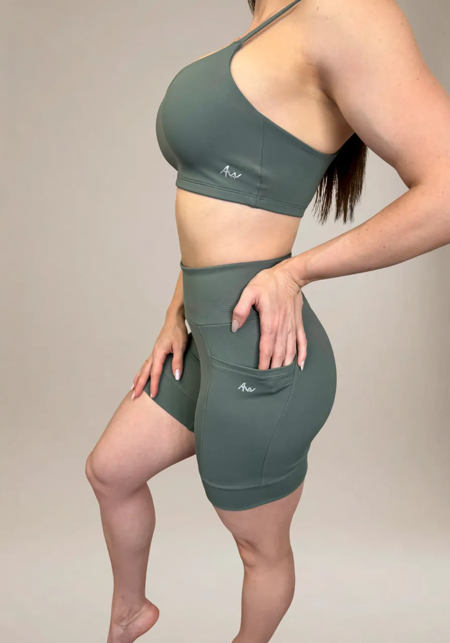 Short High Performance Deep Green com bolsos laterais, zero transparência e proteção UV