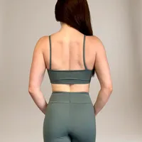 Short High Performance Deep Green com bolsos laterais, zero transparência e proteção UV - imagem 4