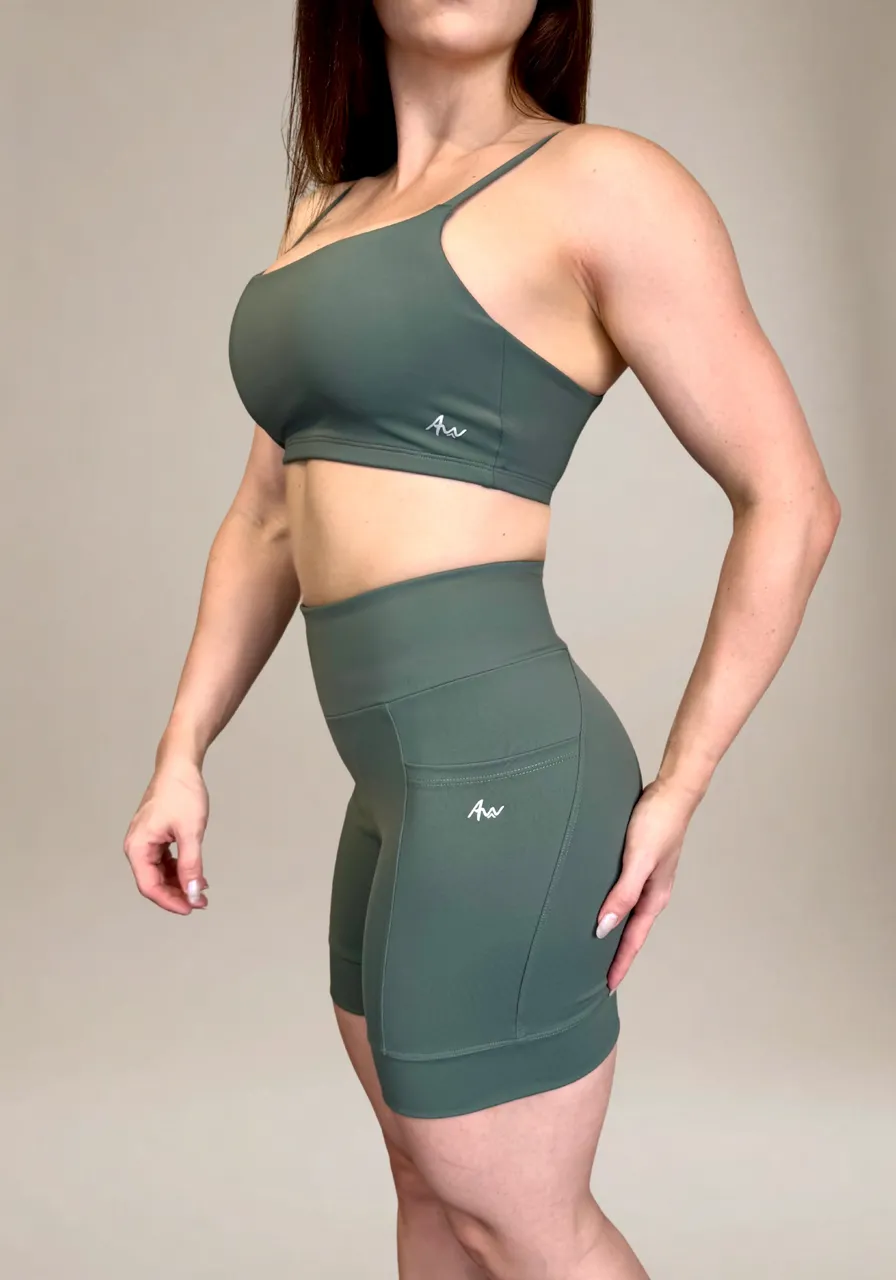 Short High Performance Deep Green com bolsos laterais, zero transparência e proteção UV