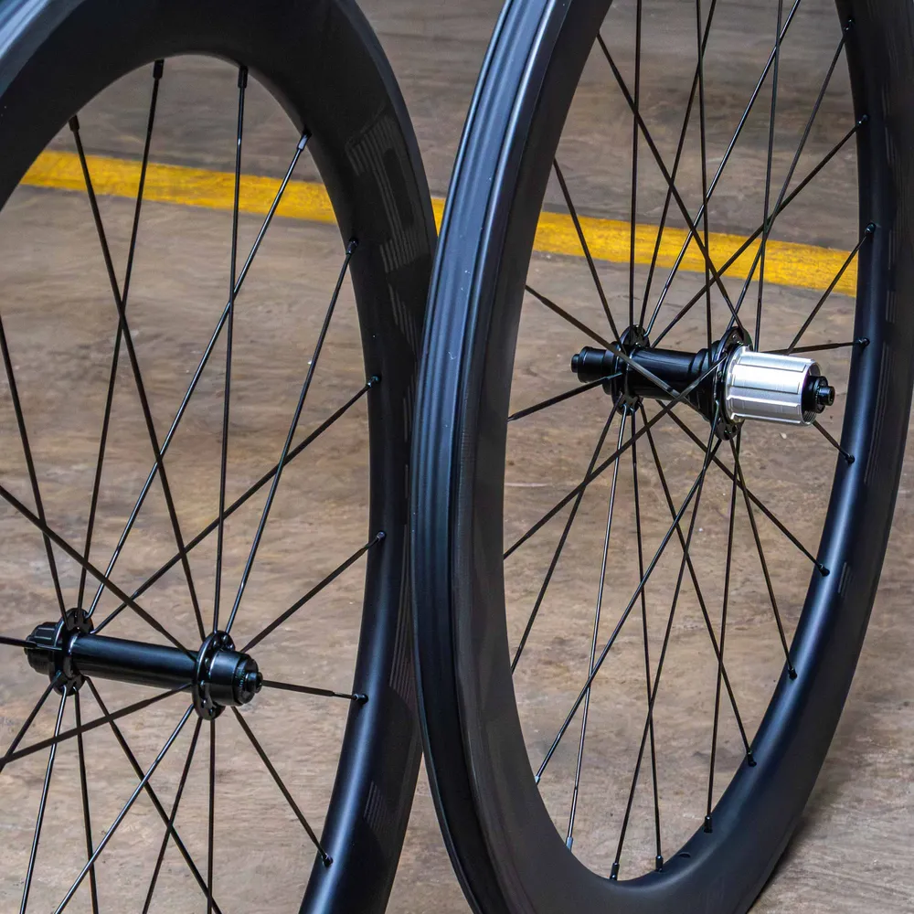 Roda de Carbono Rim Brake 60mm Leveza e Aero | Axion Cycle