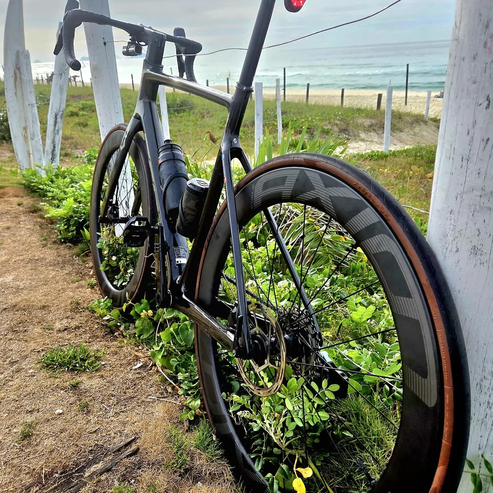 Roda de Carbono Disc Brake 60mm Aerodinâmica | Axion Cycle