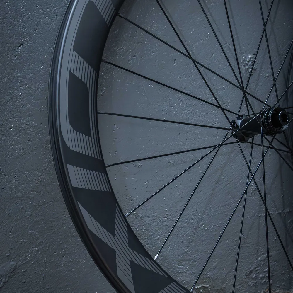 Roda de Carbono Disc Brake 60mm Aerodinâmica | Axion Cycle