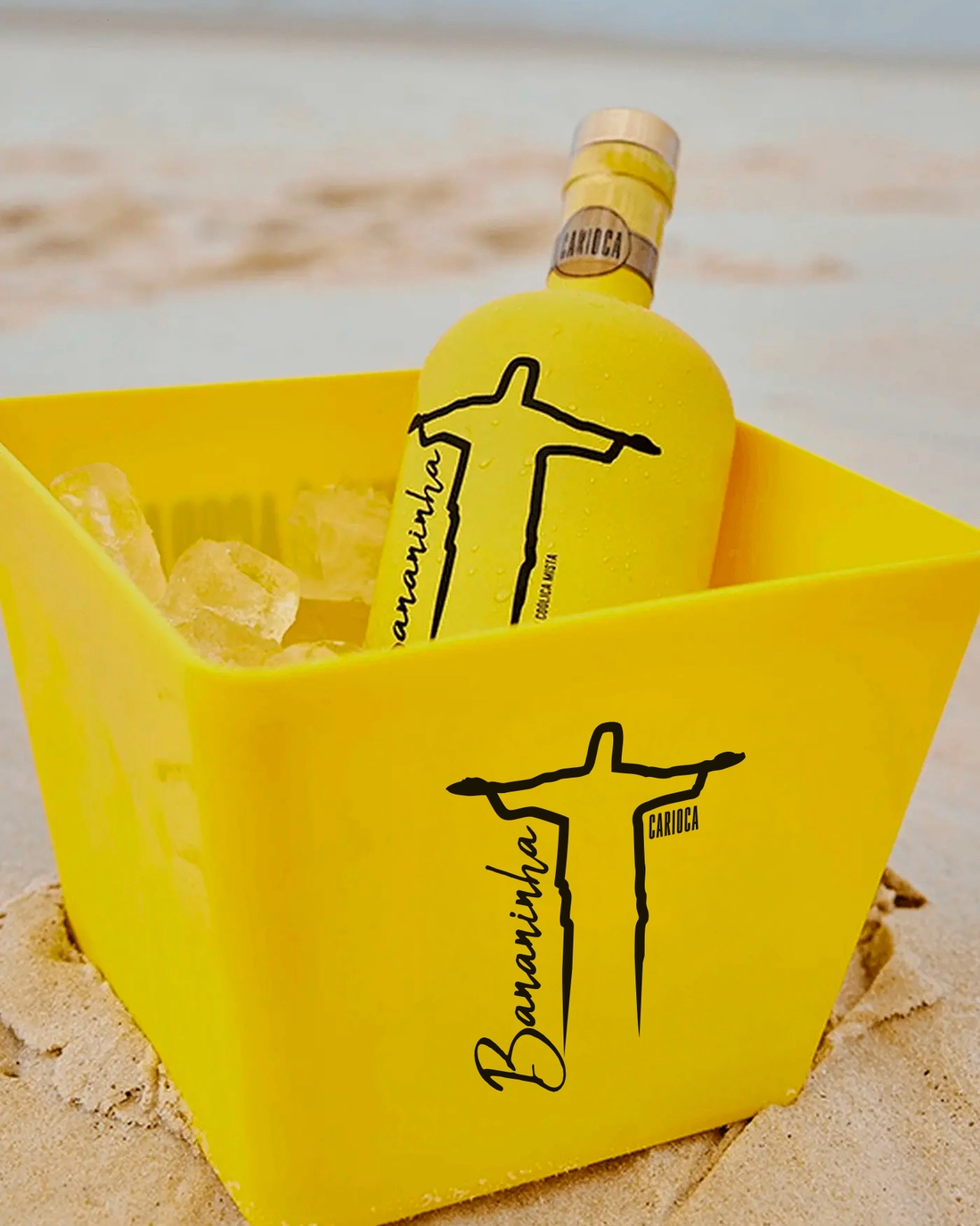 Kit Carnaval Bloquinho - 5 Garrafas Licor de Banana + 8 Copinhos de Shot de Plástico + 1 Balde de Plástico