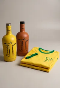Compre 2 Licores e Ganhe 2 Camisetas Vintage Ed. Amarelinha da Copa - Bananinha Carioca - imagem 1