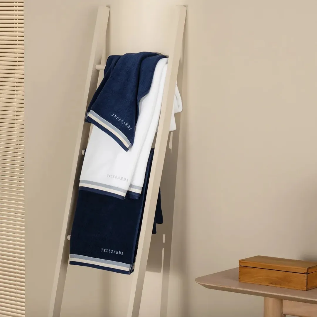 Toalha Banho com Bordado Montello Branca/Azul 540g/m²
