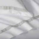 Jogo de cama Queen 300 fios Cetim Vercelli Branco/Nebia - imagem 5