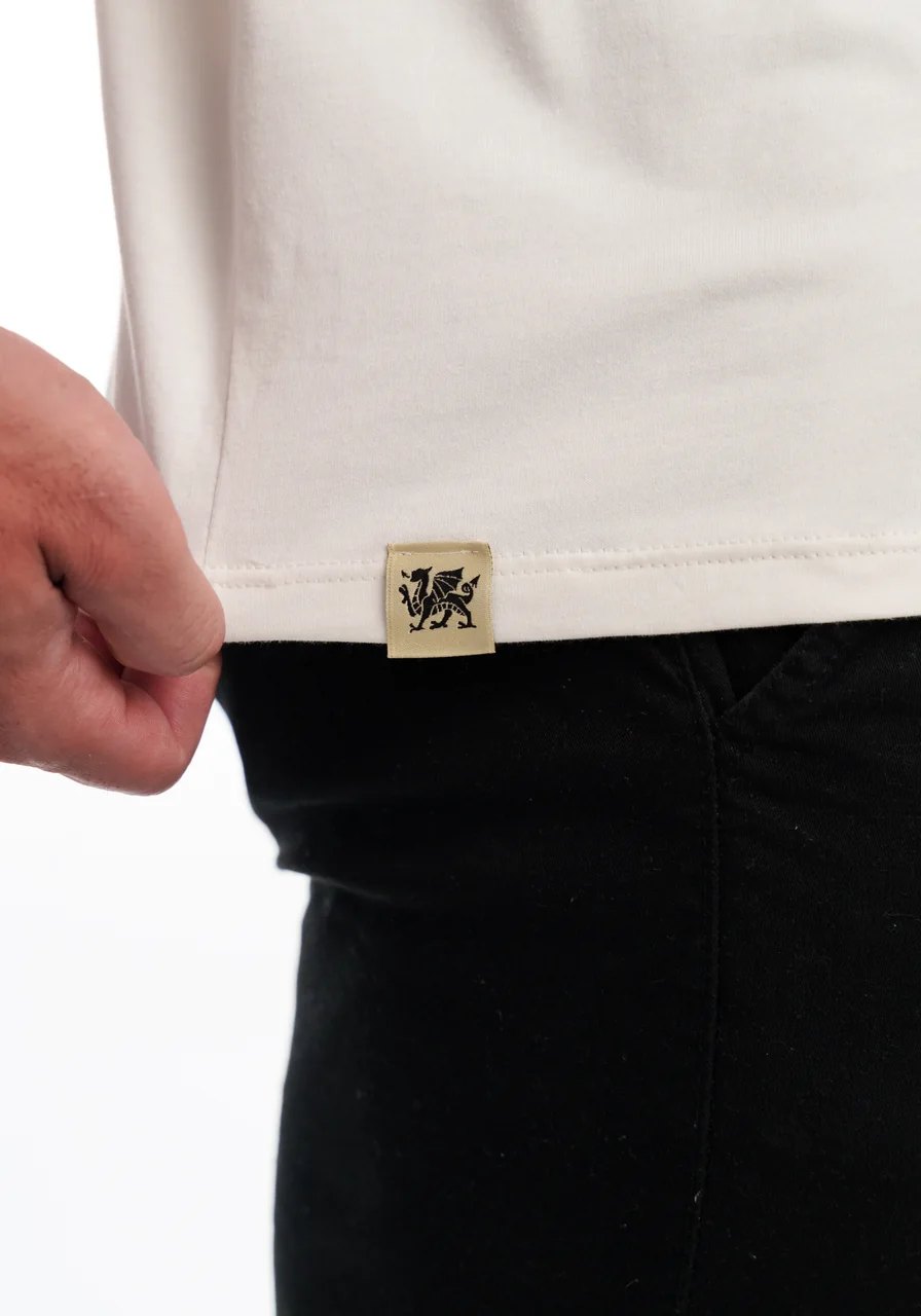 Etiqueta com o dragão Camboja na barra da camiseta off white