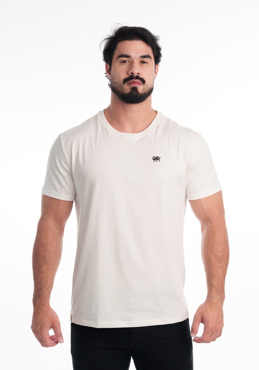 Homem vestindo camiseta off white Camboja Wear de algodão premium