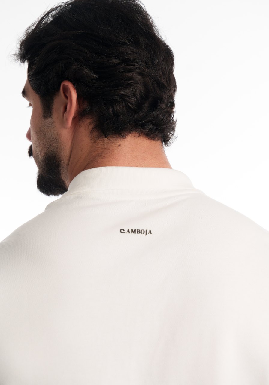 Gola retilínea e assinatura CAMBOJA na nuca da polo off white