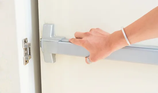 Como escolher uma barra antipânico para portas de saída de emergência