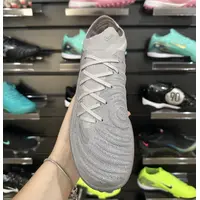 Chuteira Society Nike Phantom GX 2 Elite TF | Cinza e Preta - imagem 2