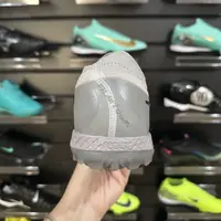 Chuteira Society Nike Phantom GX 2 Elite TF | Cinza e Preta - imagem 5