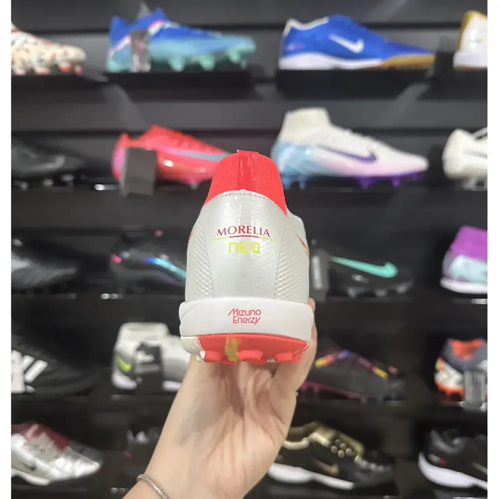 Chuteira Society Mizuno Morelia Neo Beta TF Branca e Vermelha