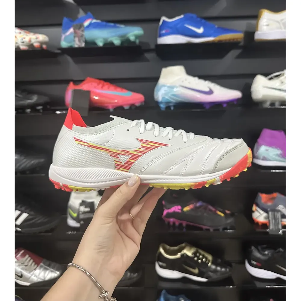 Chuteira Society Mizuno Morelia Neo Beta TF Branca e Vermelha