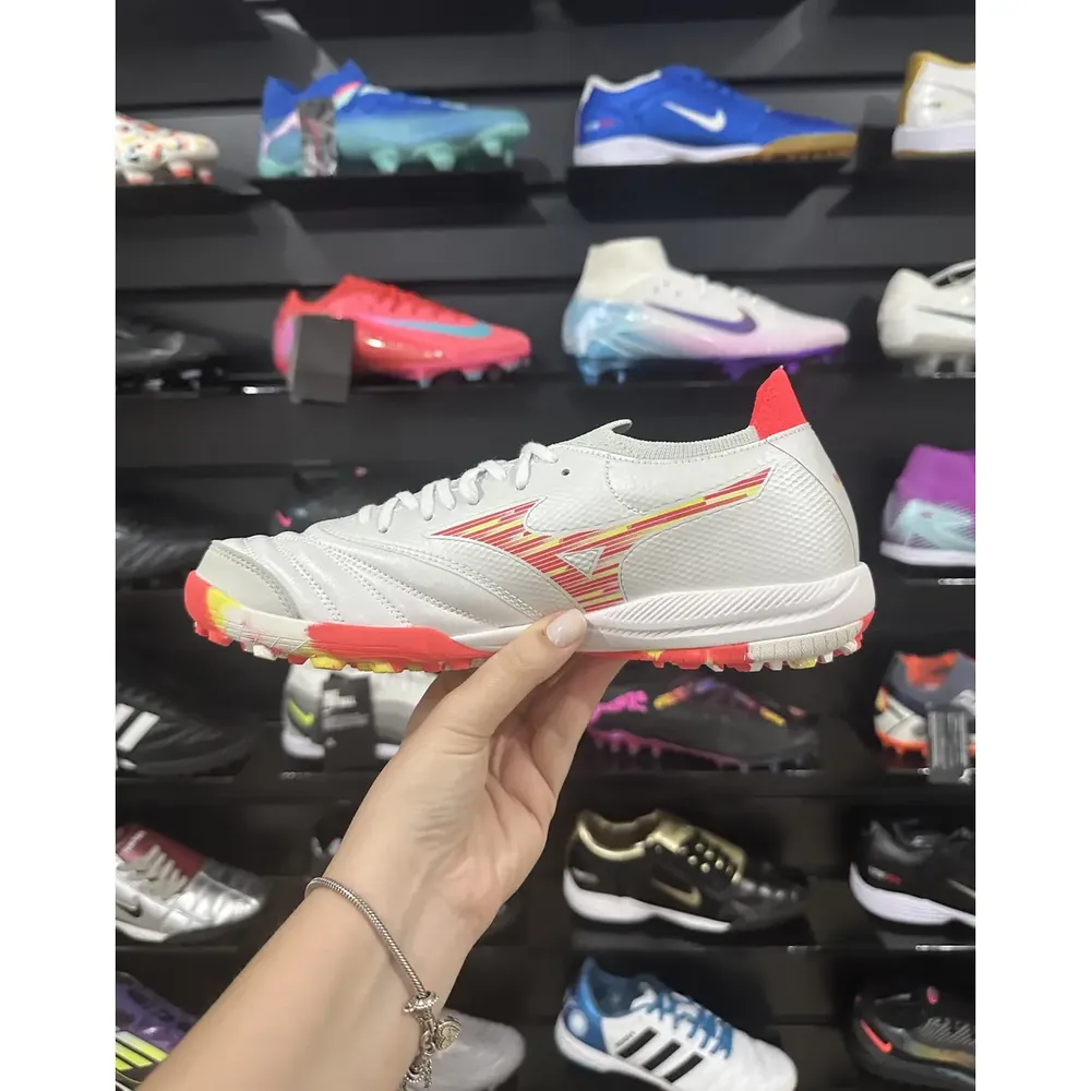 Chuteira Society Mizuno Morelia Neo Beta TF Branca e Vermelha