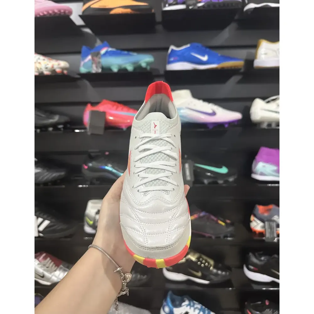 Chuteira Society Mizuno Morelia Neo Beta TF Branca e Vermelha