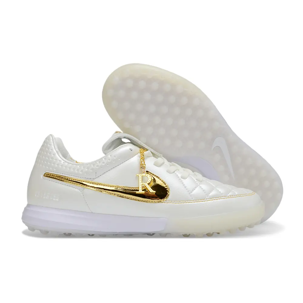 Chuteira Society Nike Tiempo TF Ronaldinho Branca e Dourada