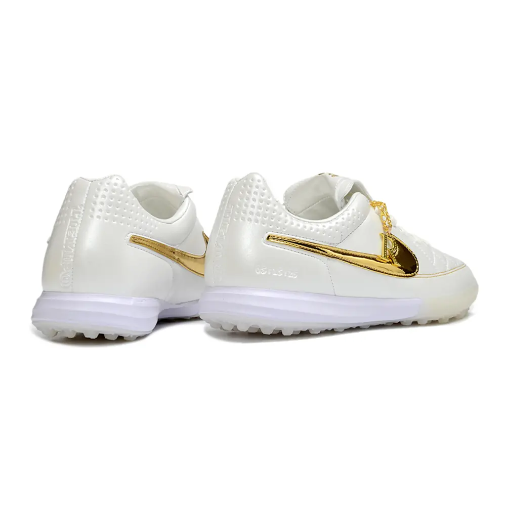 Chuteira Society Nike Tiempo TF Ronaldinho Branca e Dourada