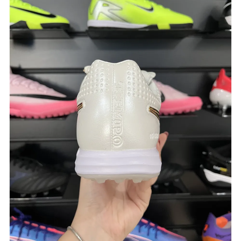 Chuteira Society Nike Tiempo TF Ronaldinho Branca e Dourada - Pronta Entrega