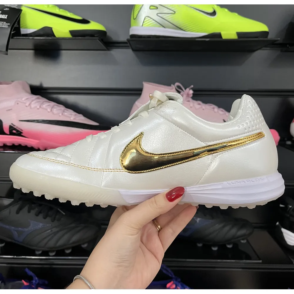 Chuteira Society Nike Tiempo TF Ronaldinho Branca e Dourada - Pronta Entrega