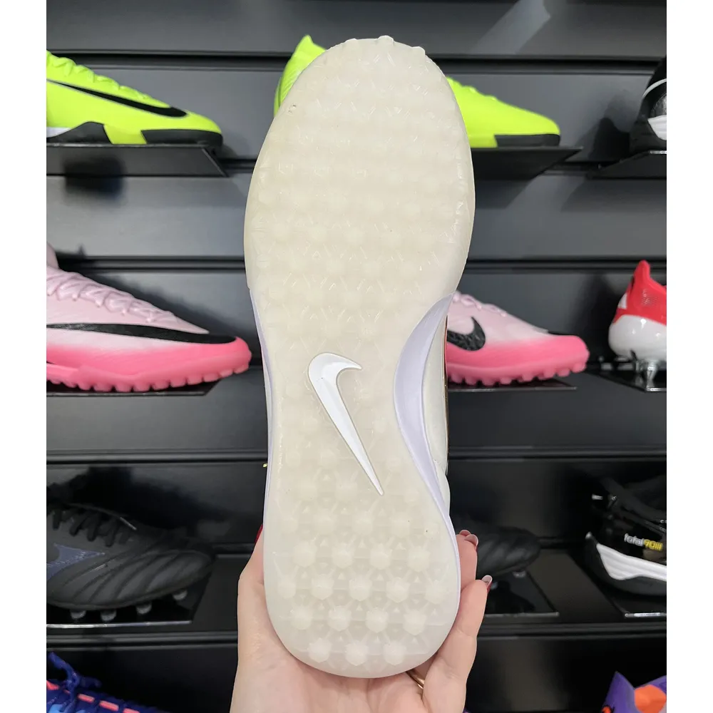 Chuteira Society Nike Tiempo TF Ronaldinho Branca e Dourada - Pronta Entrega