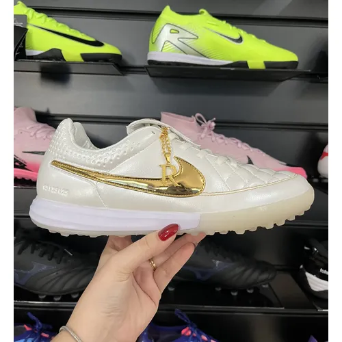 Chuteira Society Nike Tiempo TF Ronaldinho Branca e Dourada - Pronta Entrega