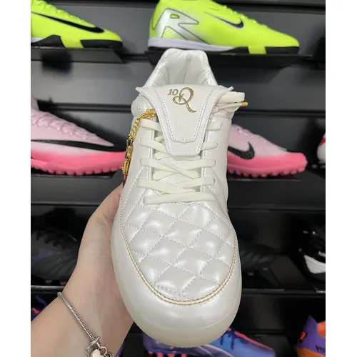 Chuteira Society Nike Tiempo TF Ronaldinho Branca e Dourada - Pronta Entrega